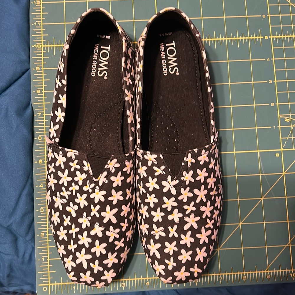 NWOT TOMS daisy print canvas flat shoes size 9.5